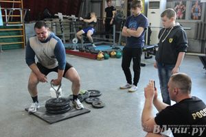 Первенство по русскому жиму штанги и силе хвата прошло в Великих Луках