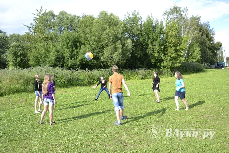 Прошла первая городская пляжная вечеринка «Выгуливаем КеДы»