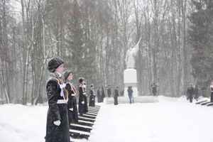 Великолучане возложили цветы на братском мемориальном захоронении (ФОТО)