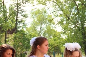 В Великих Луках прозвенели «последние» звонки (ФОТО)