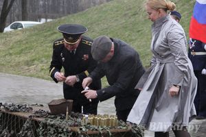 ​Церемония закладки земли Города воинской славы в памятные гильзы состоялась в Великих Луках (фото)