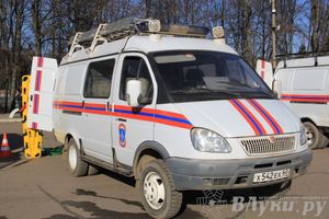 В центре Великих Лук спасатели продемонстрировали свою технику (ФОТО)