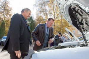 Андрей Турчак вручил ключи от служебных автомобилей главам сельских поселений (ФОТО)