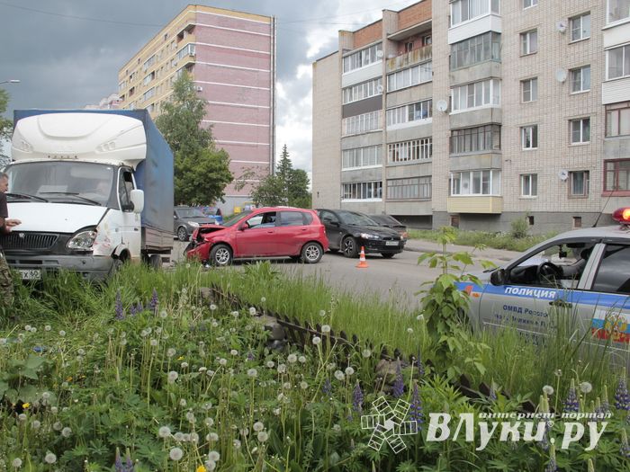 Фотофакт: ДТП на Холмской Великих Луках