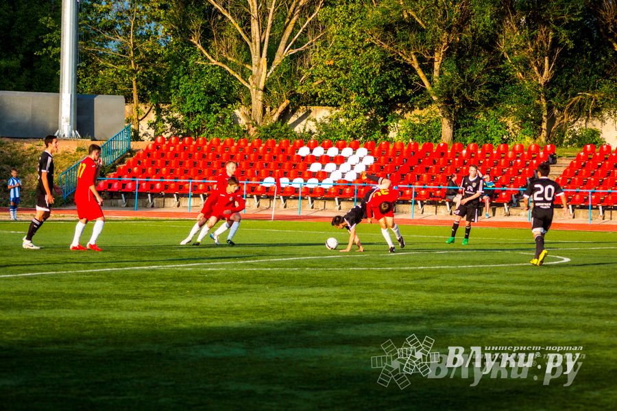 Матчи по футболу в рамках Первенства России проходят в Великих Луках (фото)