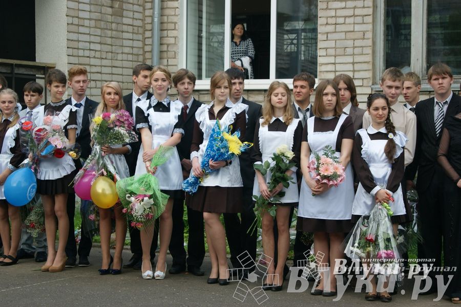 «Последний звонок» в школах Великих Лук