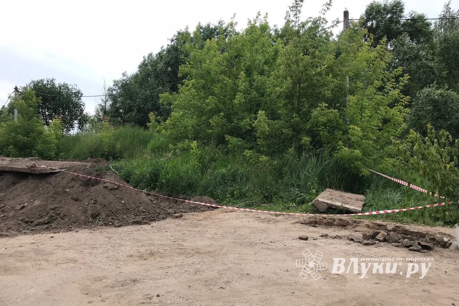 В Великих Луках «вскрывают» дворы (ФОТО)