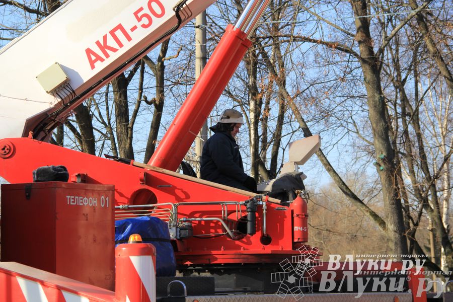 В центре Великих Лук спасатели продемонстрировали свою технику (ФОТО)