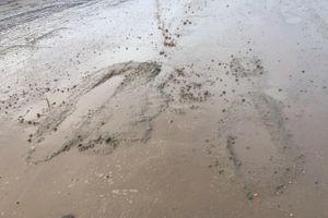 И в дождь, и в стужу бетон — на лужу (ФОТО)