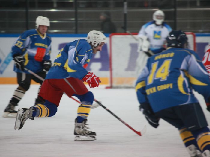 Хоккеисты «ЛукиСпорт» чествуют сразу двух юбиляров (ФОТО)
