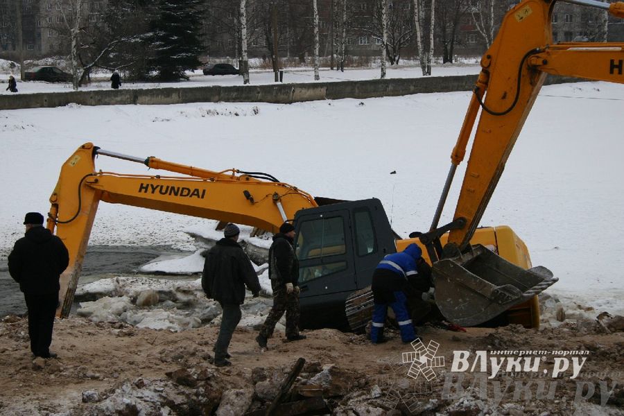 Падение экскаватора в воду рабочие назвали «штатной ситуацией»