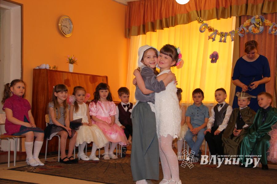 Дети поздравили мам с 8 марта (фото и видео)