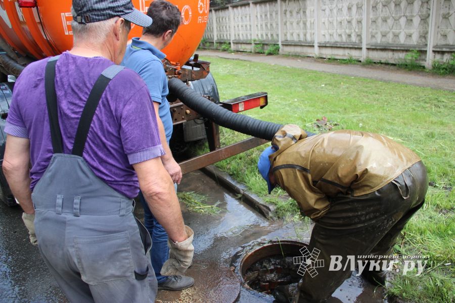 На пр. Гагарина устраняют аварию на водопроводе (ФОТО)