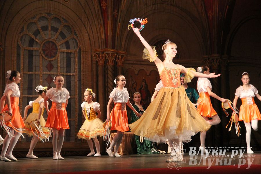 Московский театр «Корона Русского Балета» представил великолучанам балет «Лебединое озеро»