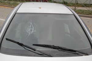 В Великих Луках неизвестный водитель, попав в ДТП, бросил автомобиль и скрылся (ФОТО)