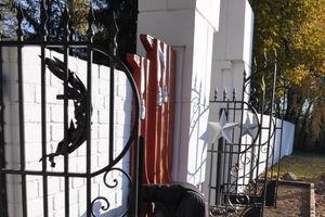 В Великих Луках ведутся работы по благоустройству воинского захоронения (фото)