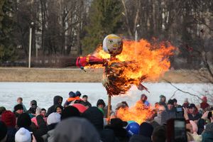 В Великих Луках широко отметили Масленицу (ФОТО)