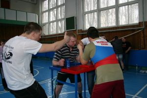 В соревнованиях по армрестлингу победили дети