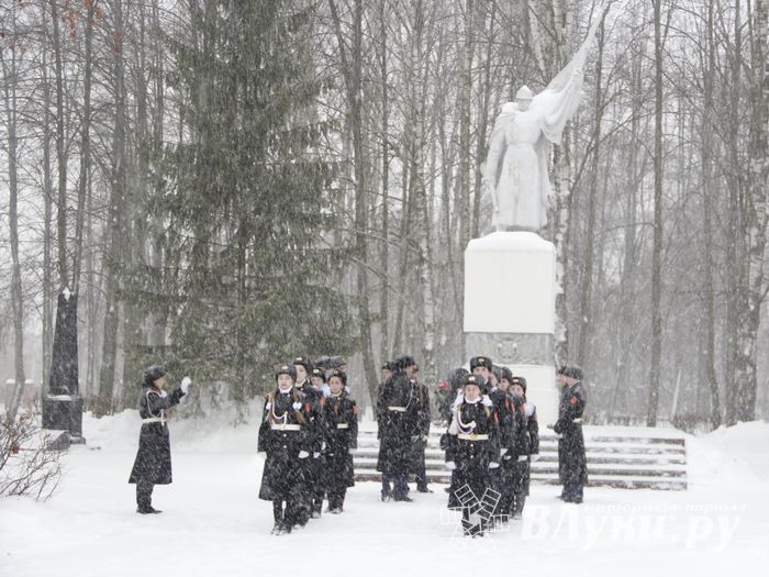 Великолучане возложили цветы на братском мемориальном захоронении (ФОТО)