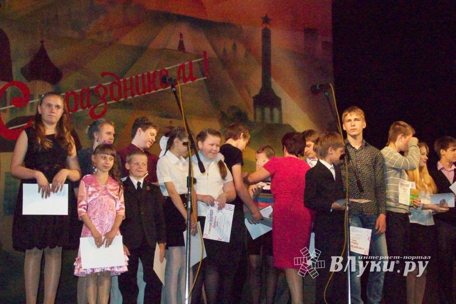 Великолукская школа № 2 торжественно подвела итоги года 