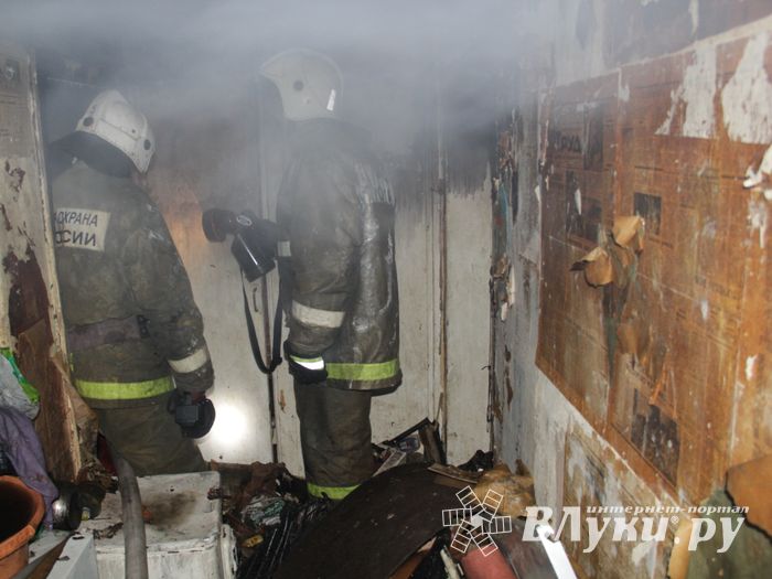 Фоторепортаж: пожар на Зверева в Великих Луках (ФОТО 18+)