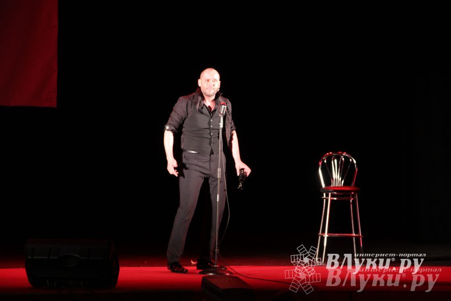 Максим Аверин выступил в Великих Луках с моноспектаклем (фото)