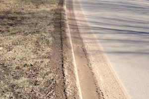 Снег ушел, пыль и грязь вернулись (фото)