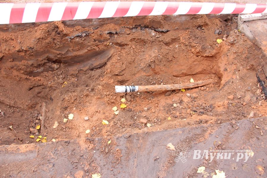 На ул. Тимирязева в Великих Луках идёт устранение «пробоя» (ФОТО)