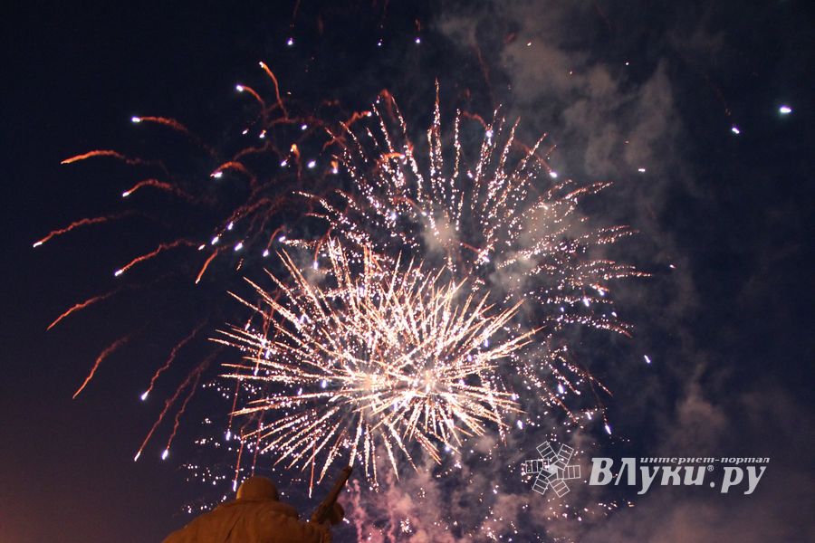 Праздничный салют в честь Дня города