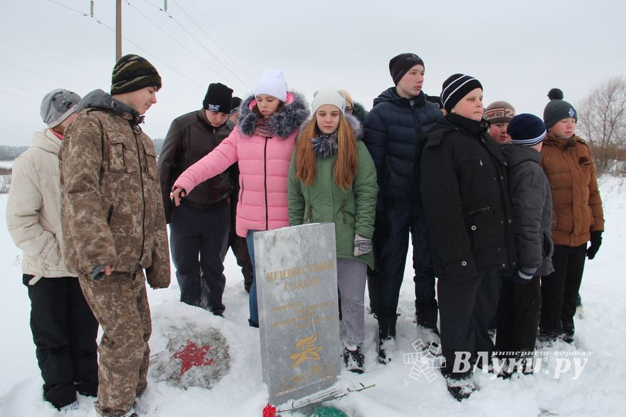 Никто не забыт: в Великих Луках благоустроили могилу неизвестного солдата (ФОТО)