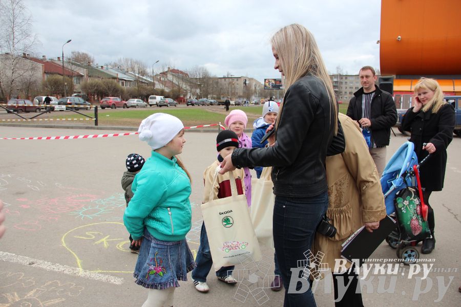 В Великих Луках прошла автомобильная ярмарка