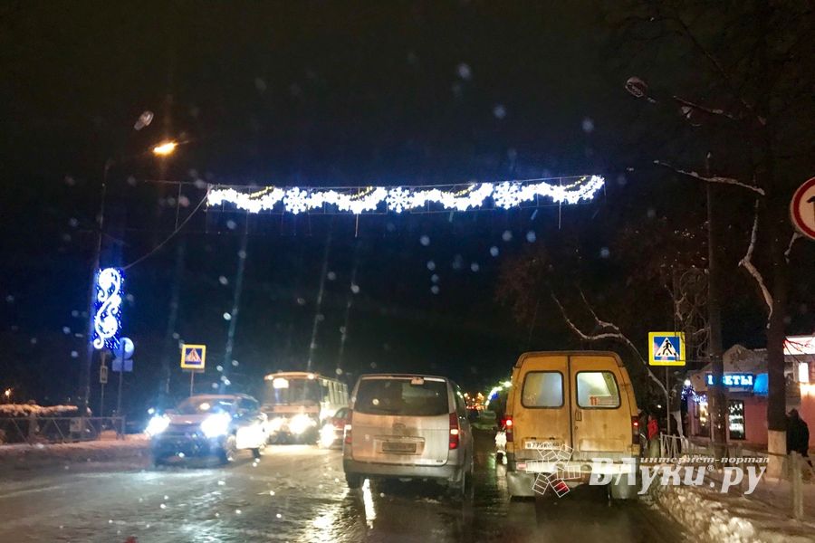 В Великих Луках из-за ДТП затруднено движение (ФОТО)