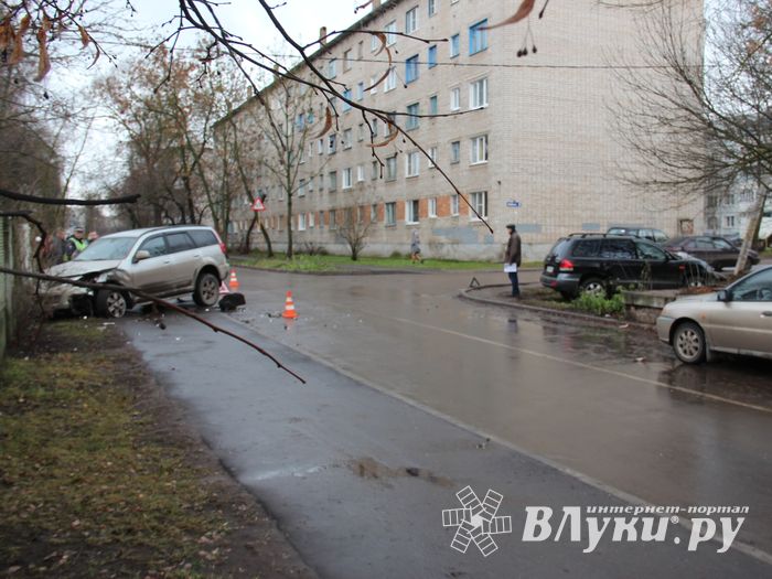 В Великих Луках столкнулись два внедорожника