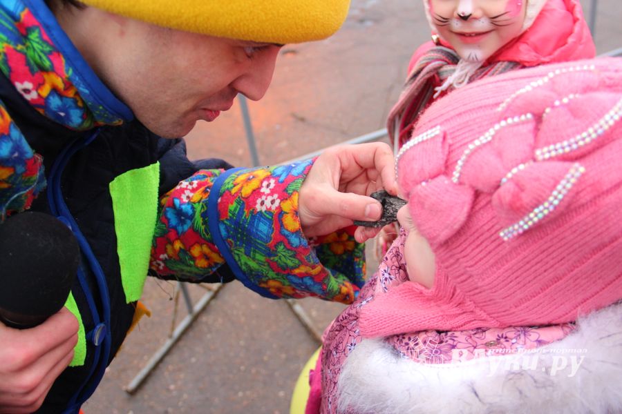 В Великих Луках сожгли Масленицу (фото)