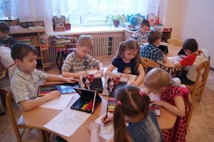 Детсадовцы осваивают правила безопасного поведения на дороге (фото)