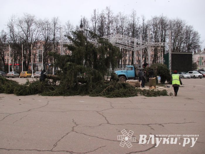 Необычное украшение сняли с главной ёлки Великих Лук (ФОТО)