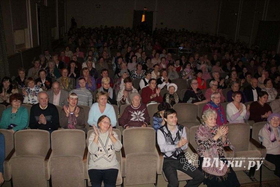 В Великих Луках играла гармонь (фото)