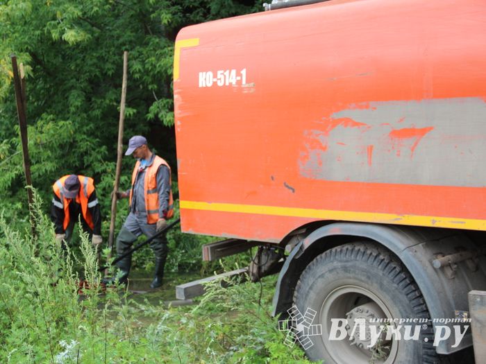 В Великих Луках устраняют серьёзную аварию в сетях канализации (ФОТО)