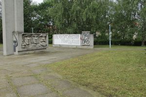 В Великих Луках убрали территорию у памятного знака рабочим ЛРЗ (ФОТО)