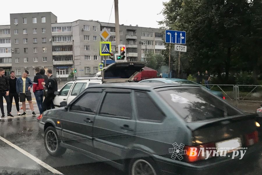 ДТП на ул. Гоголя в Великих Луках (ФОТО)