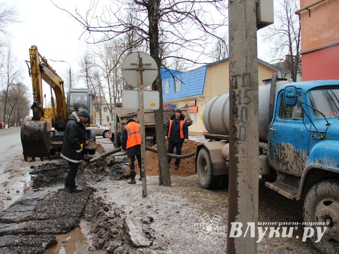 Из-за аварии в водоводе несколько домов отключены от воды (ФОТО)