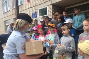 Полицейские поздравили детей в Великолукском районе (ФОТО)