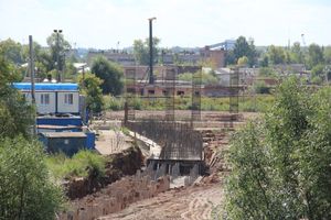  На месте строительства путепровода ведутся работы (фото)