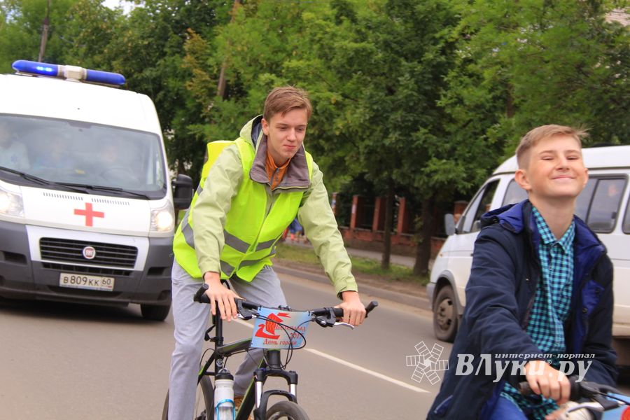 В Великих Луках прошёл Велопарад (ФОТО)