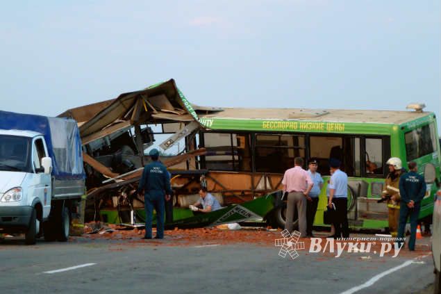 В столкновении пассажирского автобуса и КАМАЗа погибло 16 человек (фото)
