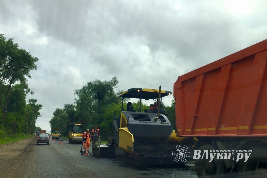 В Великолукском районе продолжается ремонт дорог (ФОТО)