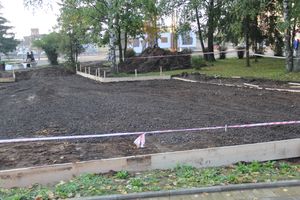 В Великих Луках продолжается реконструкция сквера на площади Калинина (фото)