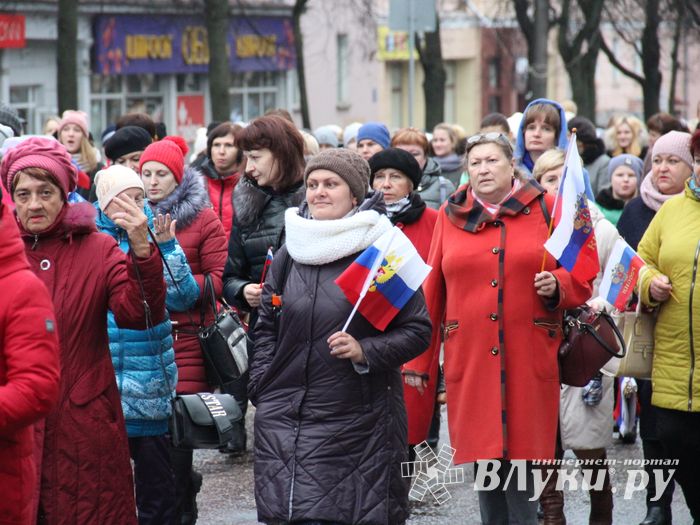 В Великих Луках прошло праздничное шествие (ФОТО)