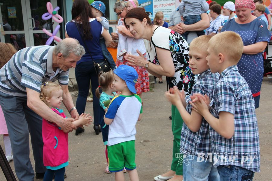 В Великих Луках чествовали близнецов (ФОТО)