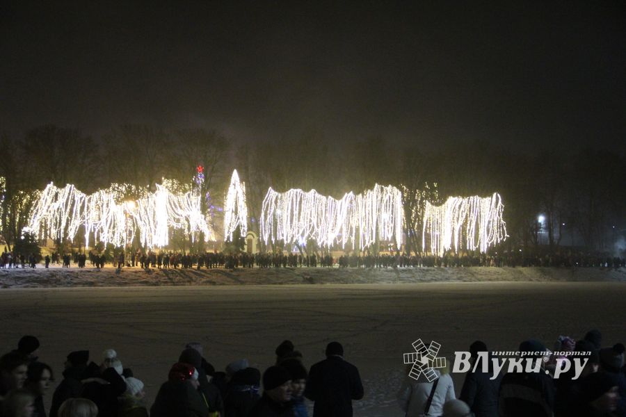 Новогодний салют прогремел Великих Луках (ФОТО)